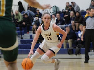 Fifth year guard Julia Setaro attacking the rim (Photo courtesy of Elizabeth Gladstone / Multiamedia Coordinator).