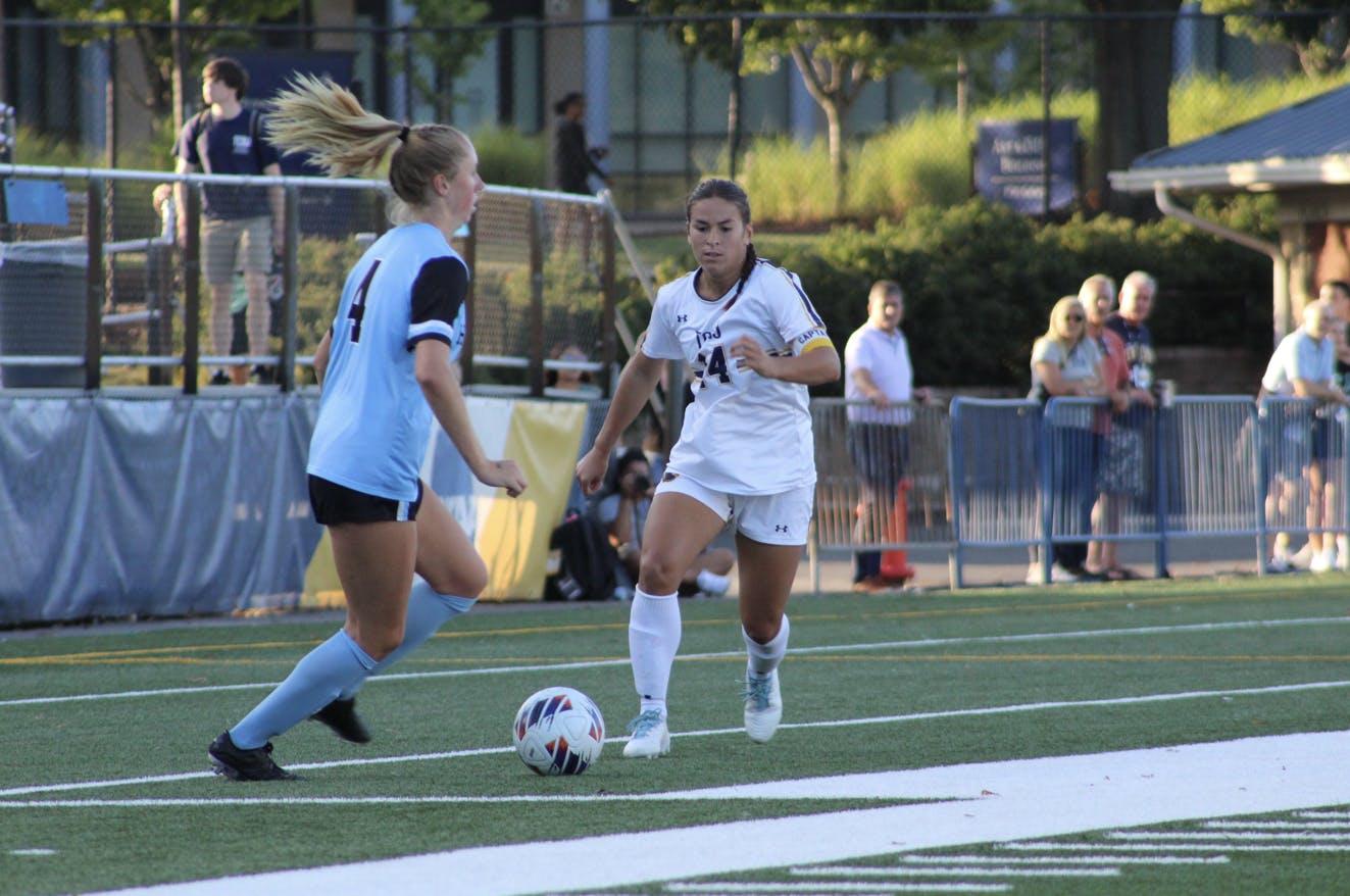 Fifth year Lindsay O'Keefe on the ball (Photo courtesy of Elizabeth Gladstone / Multimedia Coordinator).