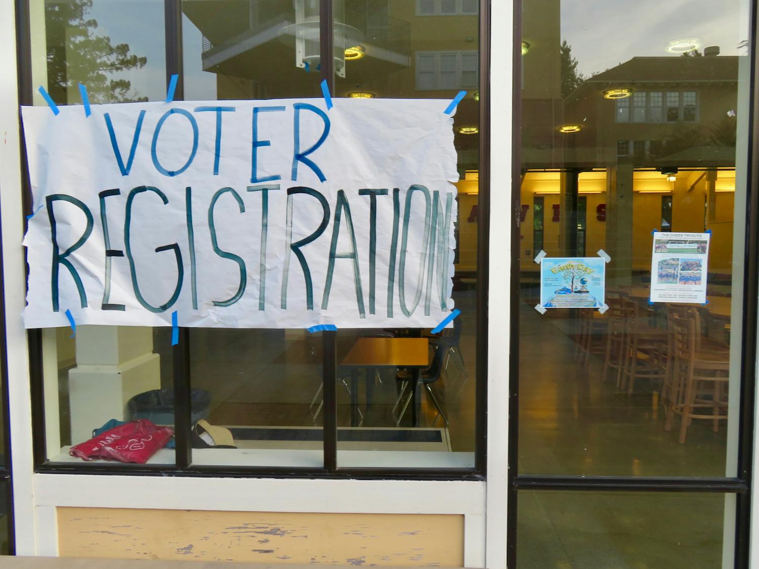 This guide provides an overview on how to vote and the various options available to make sure each vote counts (Photo courtesy of Wikimedia Commons / “Voter Registration (39598250330)” by Fabrice Florin. April 2, 2018).