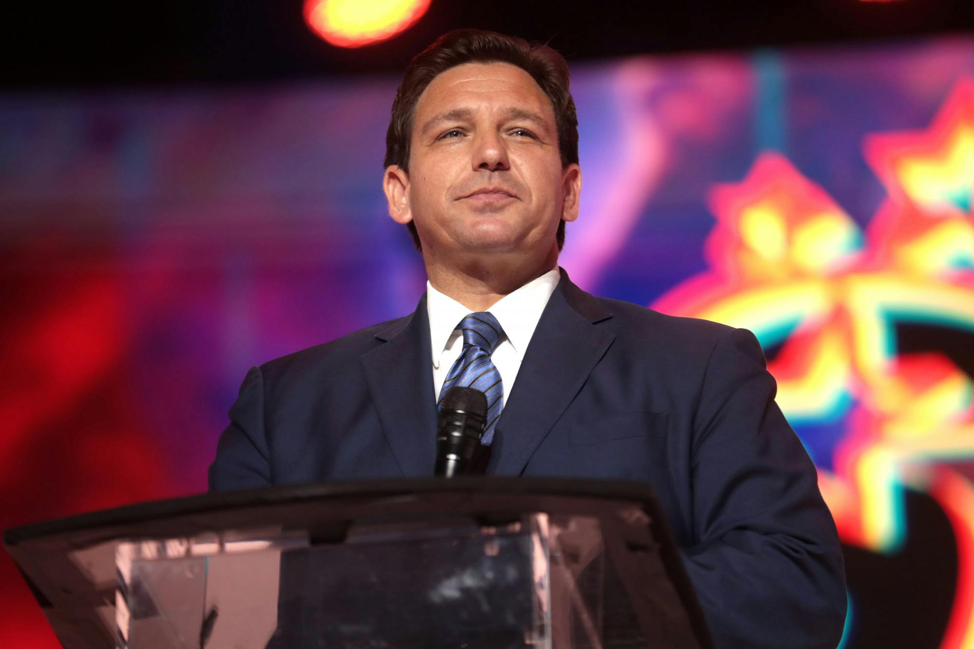 Florida Governor Ron DeSantis is facing both praise and criticism for sending two chartered flights of Venezuelan migrants from Texas to Martha’s Vineyard, Massachusetts (Flickr/“Ron DeSantis” by Gage Skidmore. July 22, 2022). 