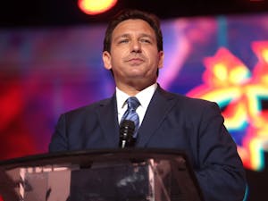 Florida Governor Ron DeSantis is facing both praise and criticism for sending two chartered flights of Venezuelan migrants from Texas to Martha’s Vineyard, Massachusetts (Flickr/“Ron DeSantis” by Gage Skidmore. July 22, 2022). 