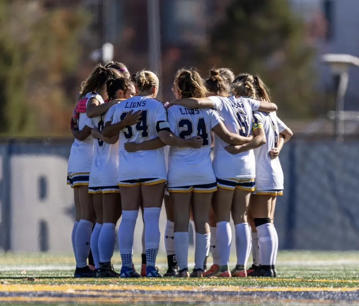 The Lions huddled up before a game (Photo courtesy of Derick Zelaya).﻿