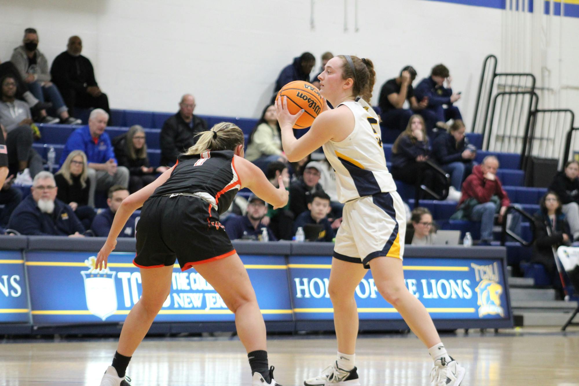 Senior guard and captain Izzy Leazier with the ball (Photo courtesy of Elizabeth Gladstone / Multimedia Coordinator).