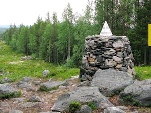 Finland declared that it will close the last of its remaining border crossings to Russia for at least two weeks, a pronounced step in the progressively deteriorating relationship between the two neighboring nations (Photo courtesy of Wikimedia Commons/ “Russia-Norway-Finland border” by Julia Velkova. CC BY 2.0. July 17, 2011). 