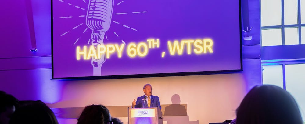 <p><em>Bernstein speaks at the 60th anniversary banquet. (Photo by Diego Albert)</em></p>
