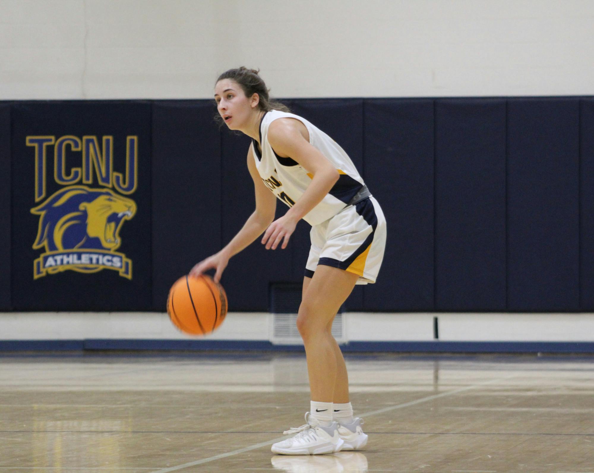 Junior guard Nina Branchizio surveying the defense (Photo courtesy of Elizabeth Gladstone / Multimedia Coordinator).