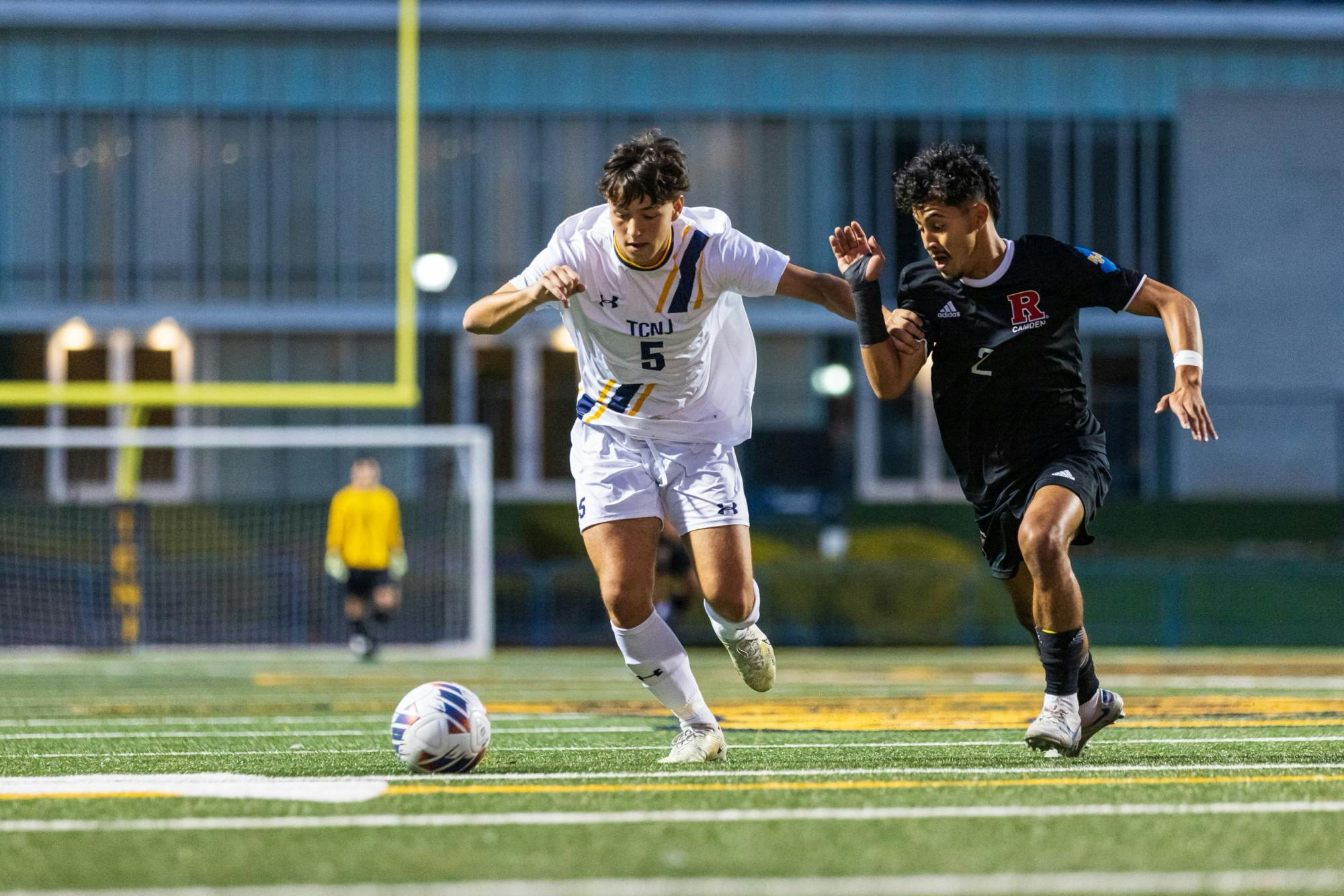 Freshman midfielder Matias Hornos on the ball (Photo courtesy of Derick Zelaya).