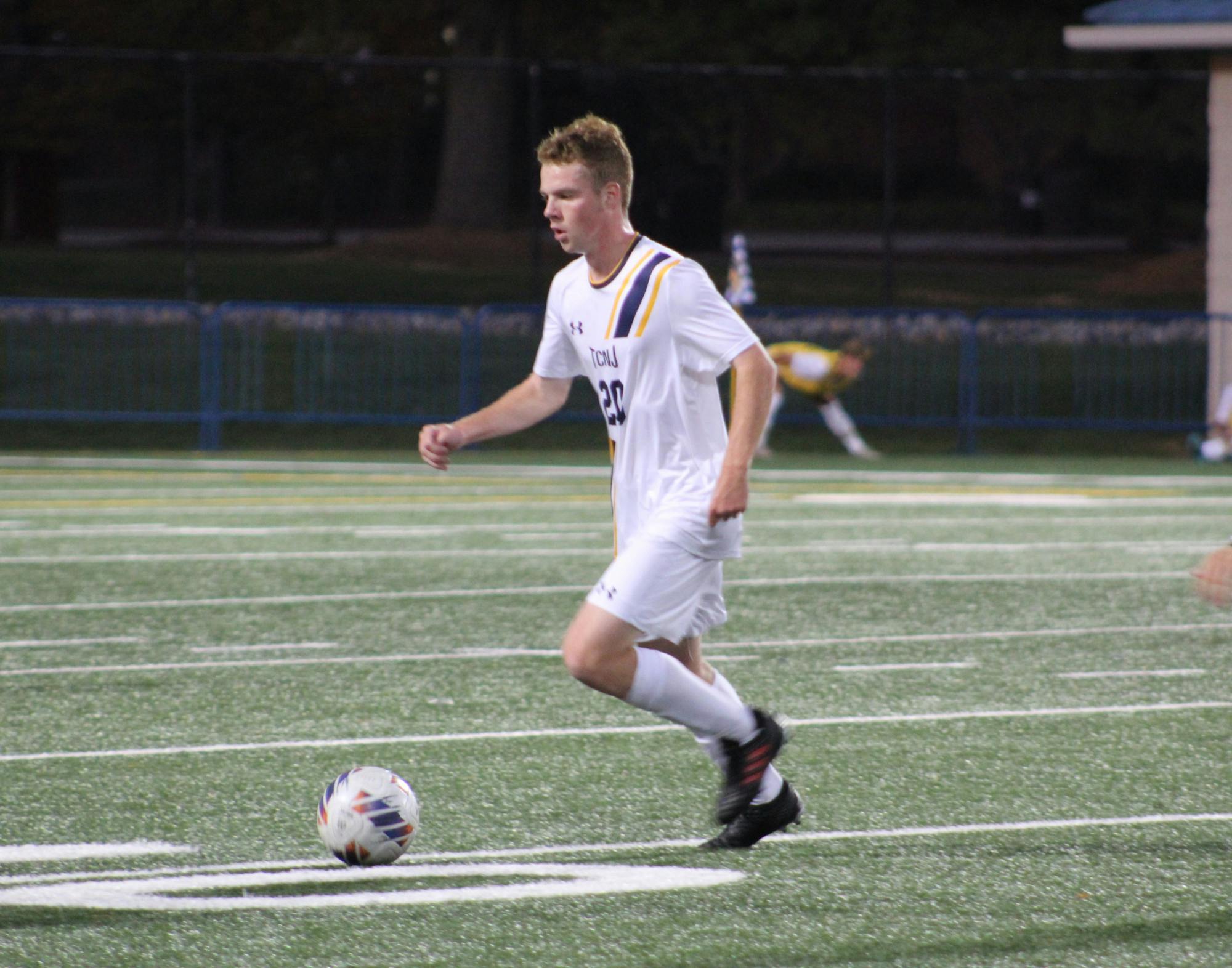 Midfielder JJ Zaun on the ball (Photo courtesy of Elizabeth Gladstone / Multimedia Coordinator).