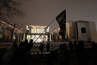 Protestors demand an application to abolish the AfD party in front of the chancellery in Berlin. (Photo courtesy of Wikimedia Commons)