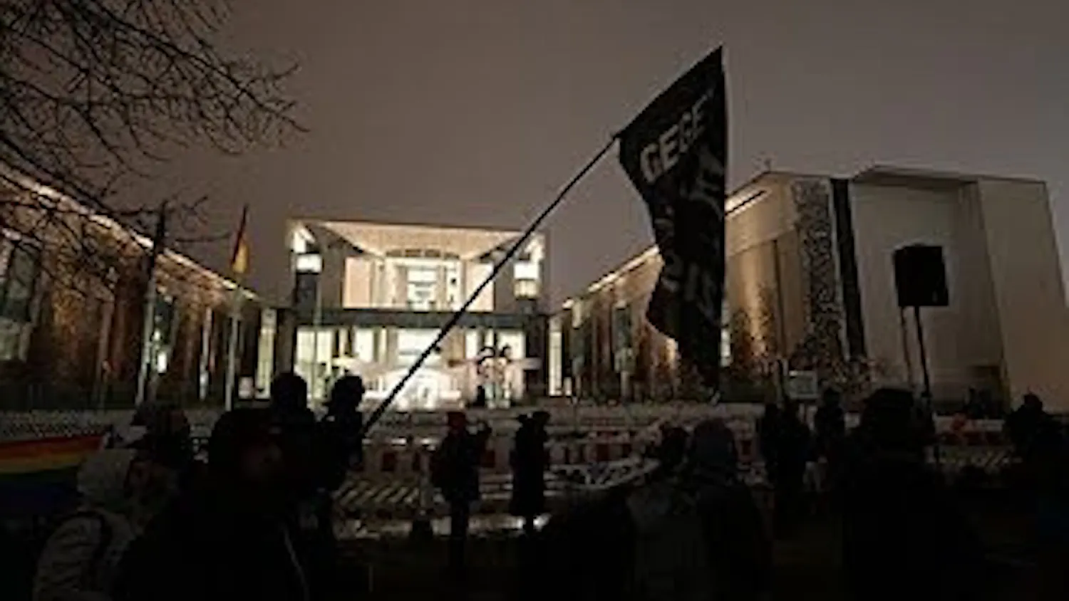 Protestors demand an application to abolish the AfD party in front of the chancellery in Berlin. (Photo courtesy of Wikimedia Commons)