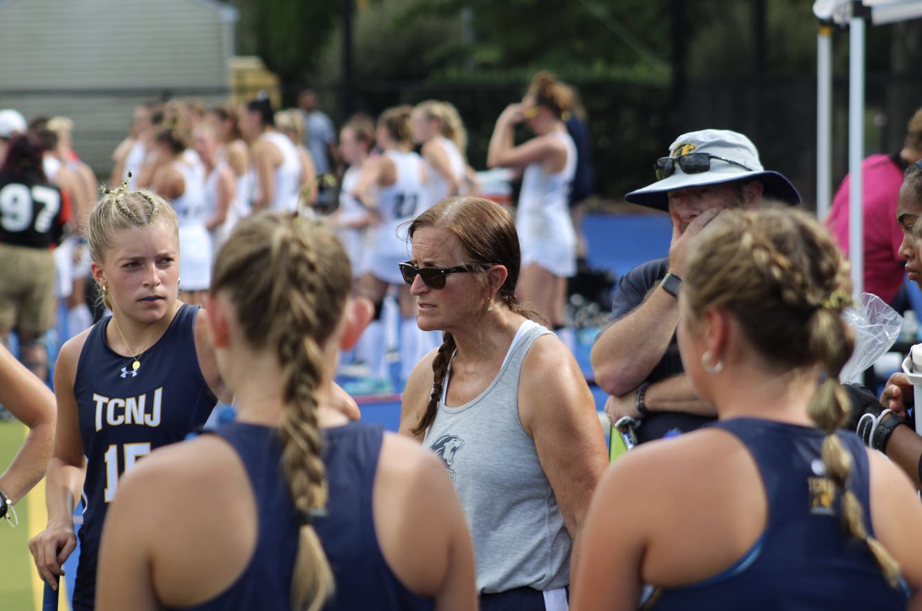 Coach Sharon Pfluger talking with her team (Photo courtesy of Elizabeth Gladstone / Multimedia Coordinator).