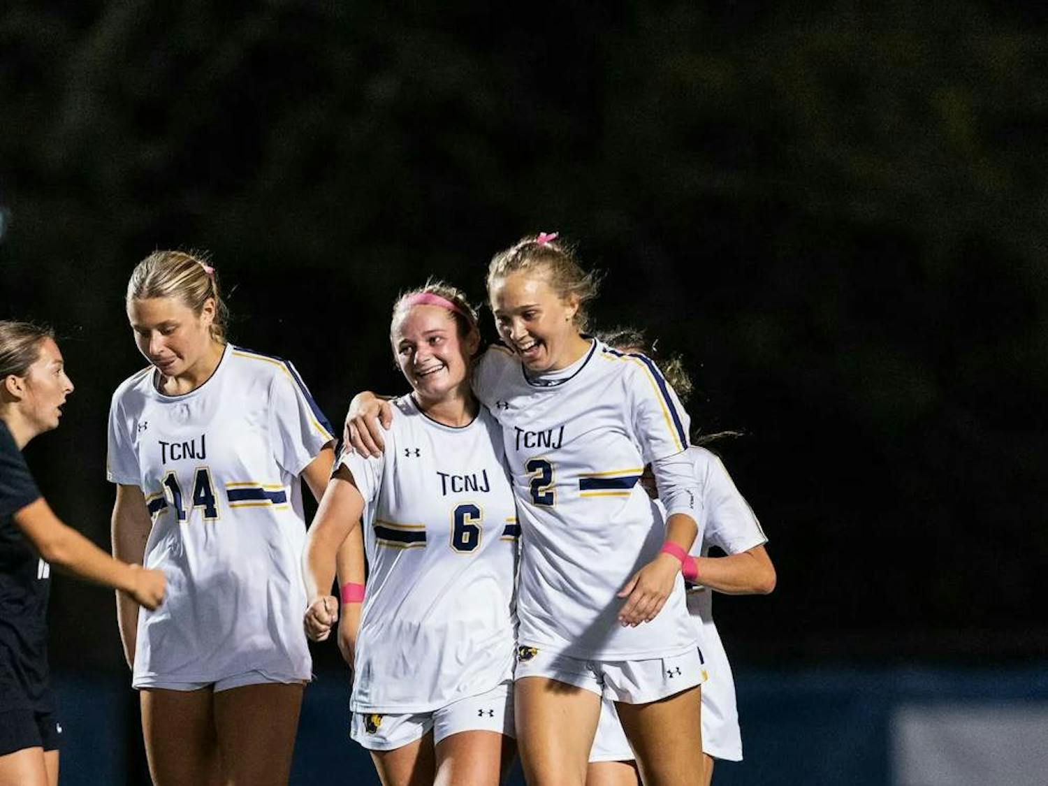 Women's soccer picks up two huge wins (Photo courtesy of Derek Zelaya)