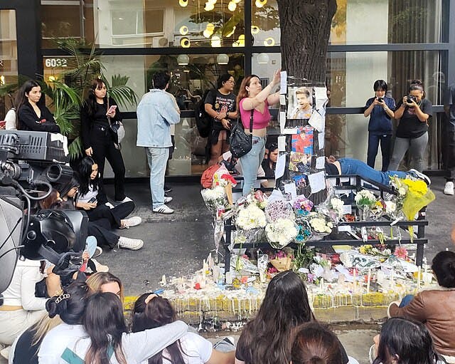 Memorial for Liam Payne held outside of the hotel where he passed away (Photo courtesy of Wikimedia Commons / Roberto Fiadone October 17, 2024).