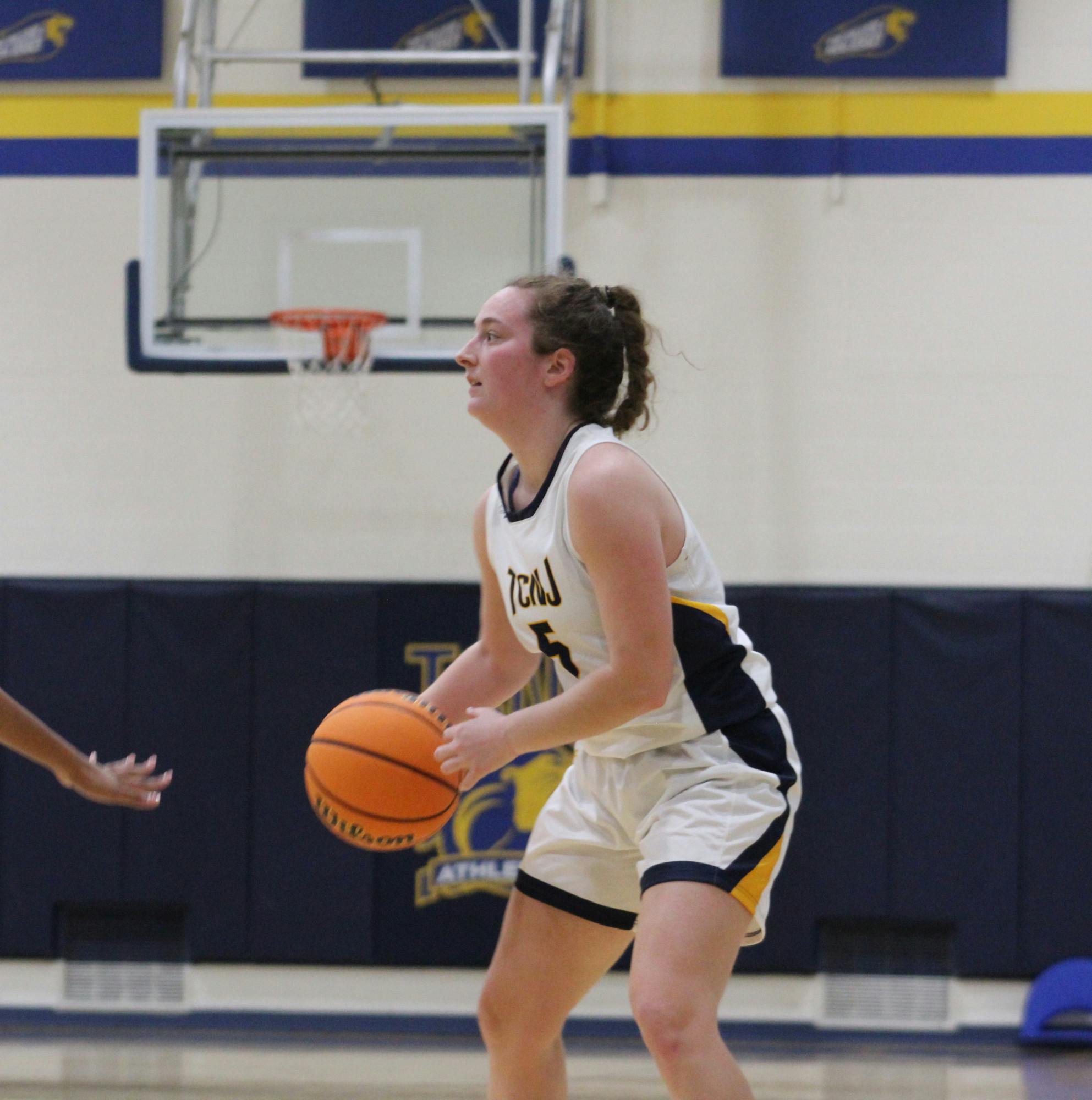Senior captain Izzy Leazier with the ball (Photo courtesy of Elizabeth Gladstone / Multimedia Coordinator).