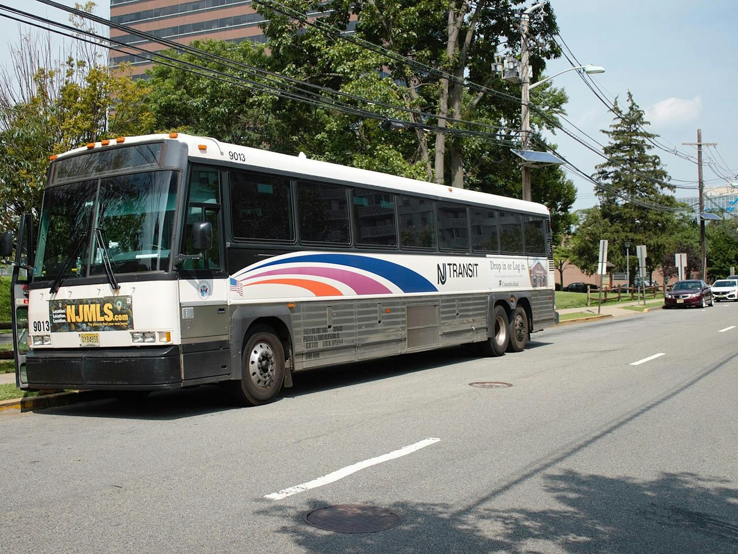 New Jersey Transit has announced a fare adjustment proposal that would increase bus and train fares by 15%, the first increase the agency would be implementing in nearly a decade (Photo courtesy of Wikimedia Commons / “Fort Lee NJ Transit Bus” by RyeCityRoller. CC-BY-SA-4.0. August 27, 2021). 