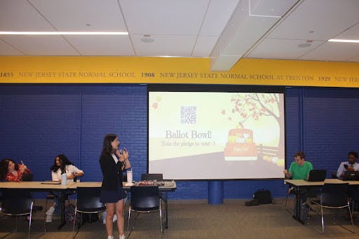 Aria Chalileh, SG’s vice president for governmental affairs, encouraged members to take the pledge to vote to help the College’s standing in the ballet bowl, which is part of the ALL-IN Campus Democracy bowl (Photo courtesy of Julia Cappello).