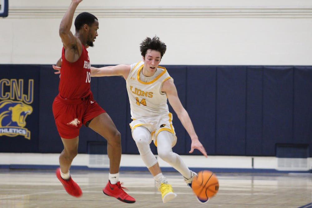 <p><strong>Senior Guard Anthony DiCaro dribbling up the court (Photo courtesy of Elizabeth Gladstone / Photo Editor).<br/></strong></p>
