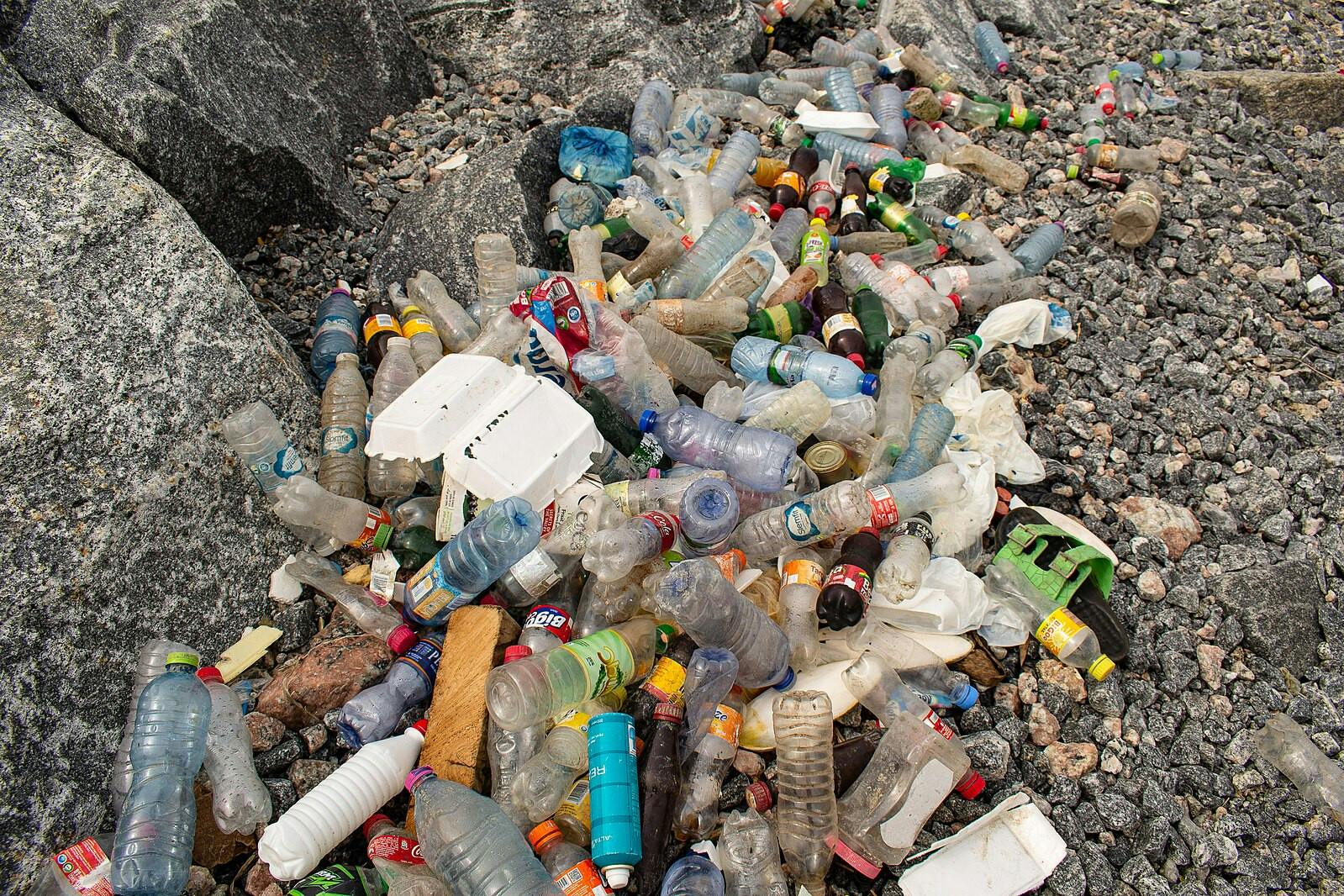 The United Nations aims to end plastic pollution and sign an international legally binding agreement to end plastic pollution by the end of 2024 (Photo courtesy of Wikimedia Commons / Amuzujoe. February 18, 2023). 