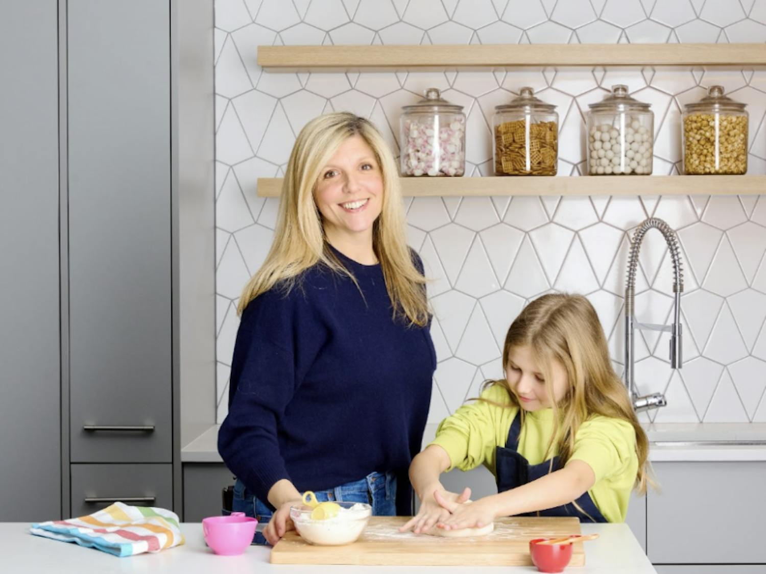 Joanna Saltz ‘99 working in the Delish kitchen with her daughter, Everett. (Photo courtesy of Joanna Saltz)