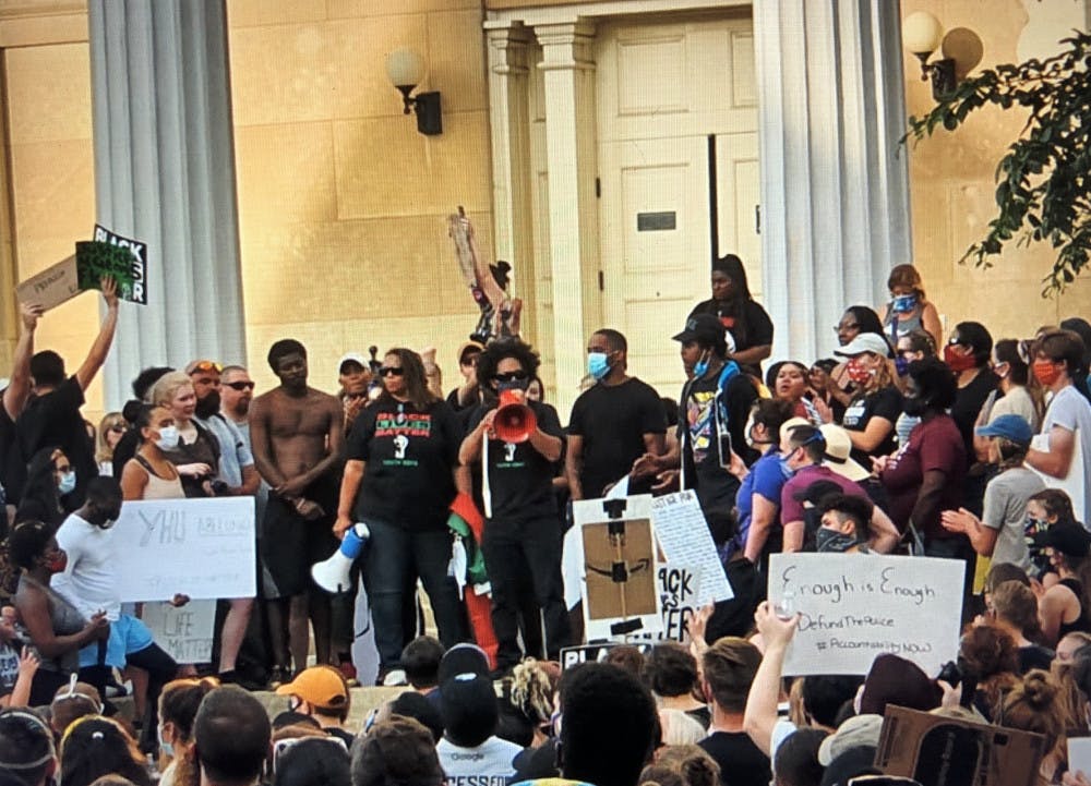 1644350591-b5e7d988cfdb78b