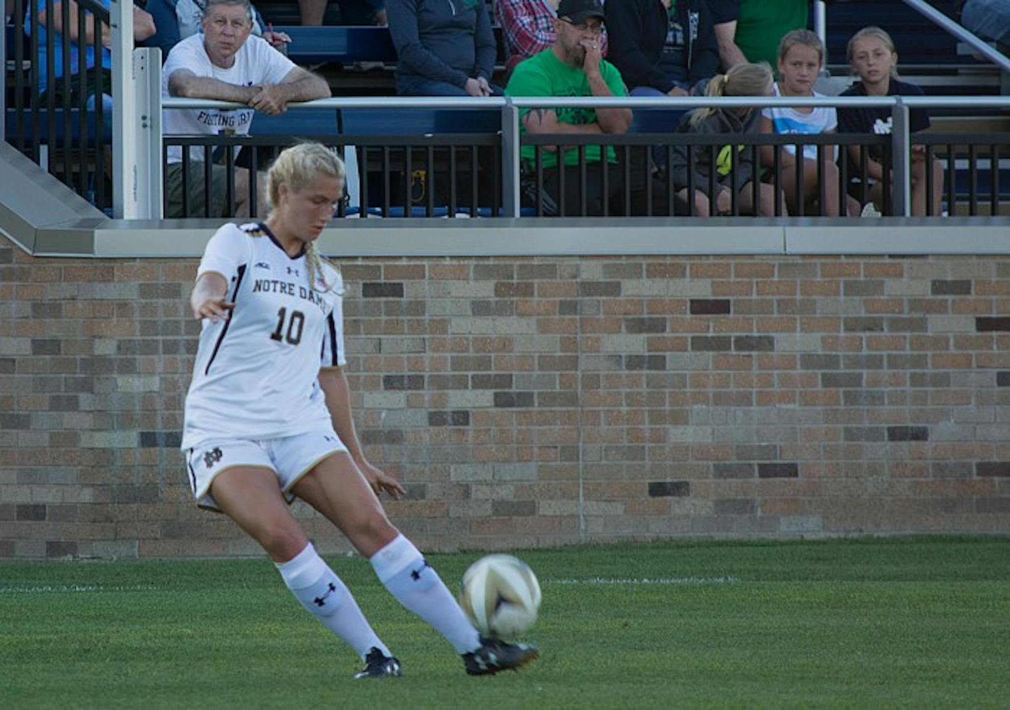 Irish sophomore forward Jennifer Westendorf crosses the ball during Notre Dame’s 1-0 victory over Illinois State on Sept. 2, 2016.