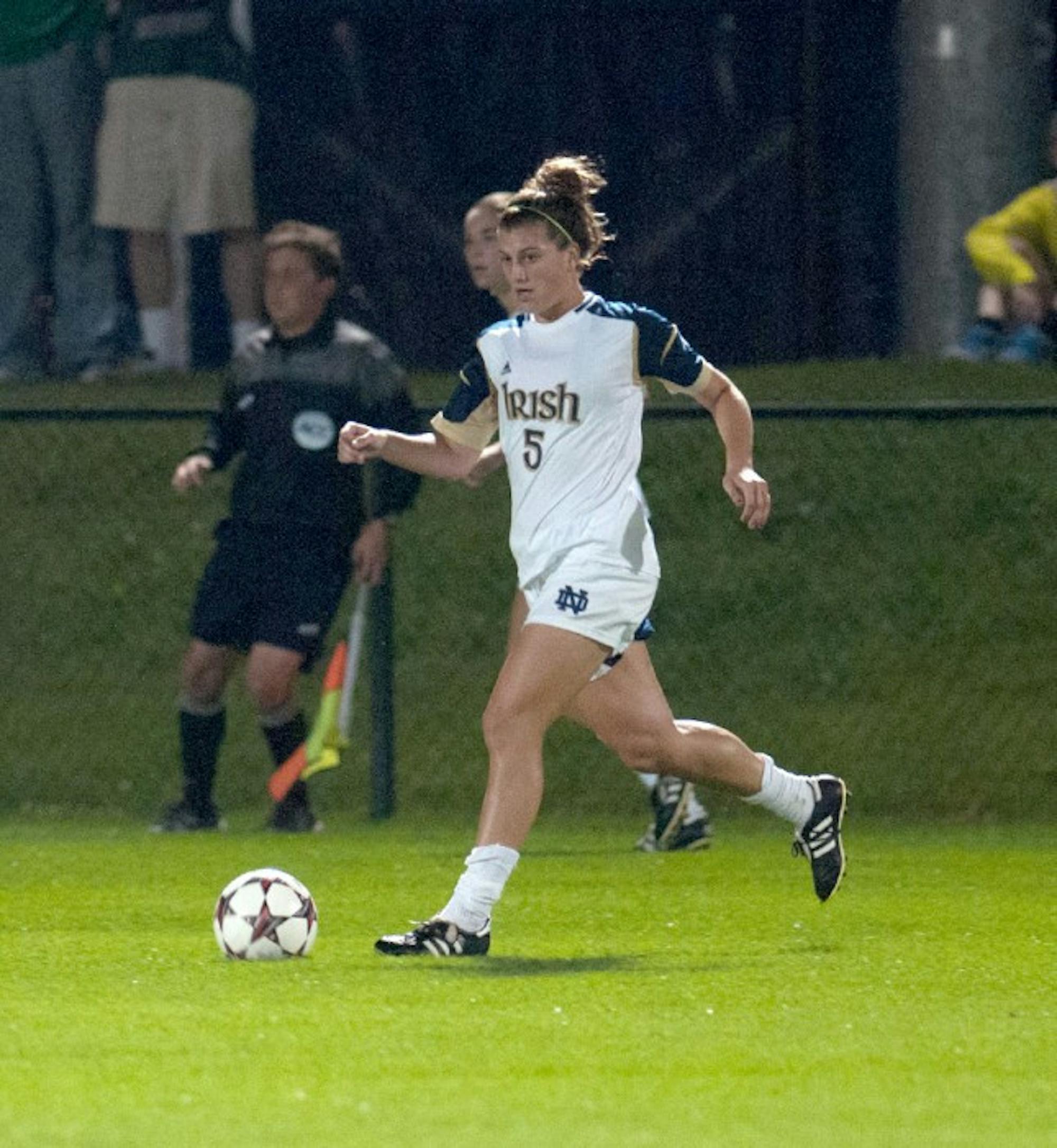 Irish sophomore Cari Roccaro dribbles downfield during Notre Dame's 1-0 victory over Syracuse on Sept. 19, 2013.