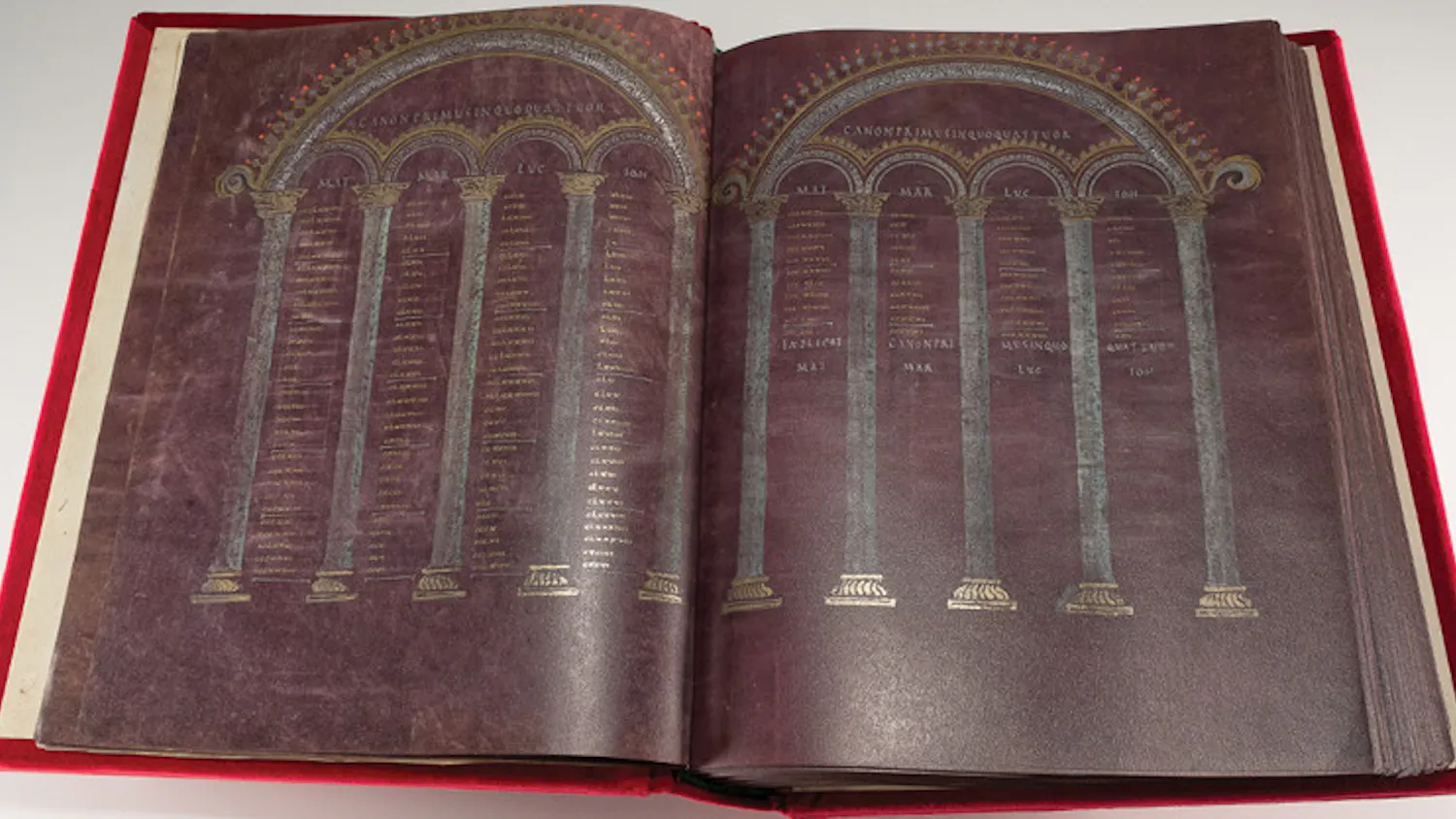 Krönungsevangeliar-des-Heiligen-Römischen-Reiches-illuminated-manuscript-facsimile-01