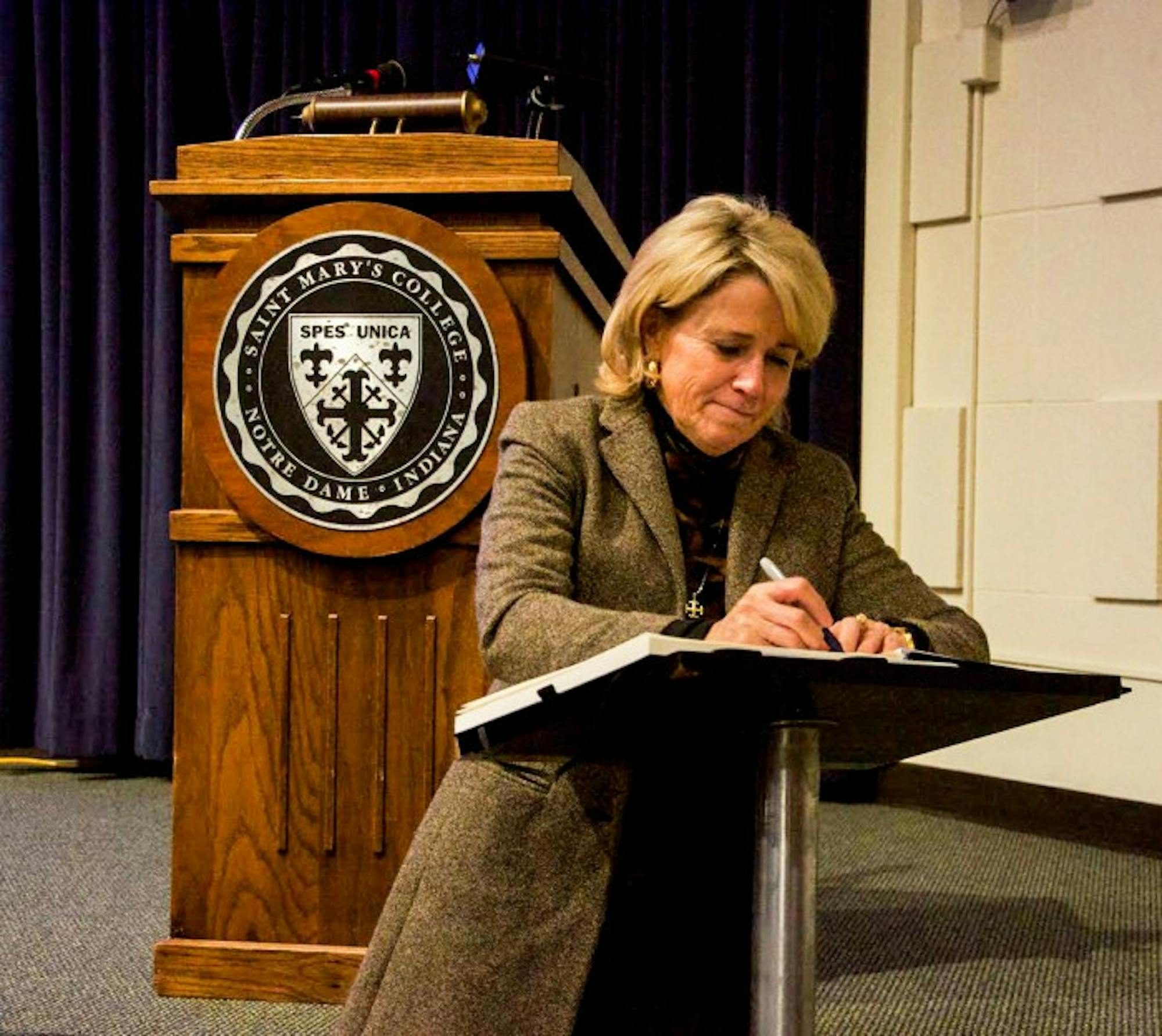 Saint Mary’s president Jan Cervelli signs the It’s On Us pledge to work towards ending sexual assault on college campuses at the town hall forum Monday night.