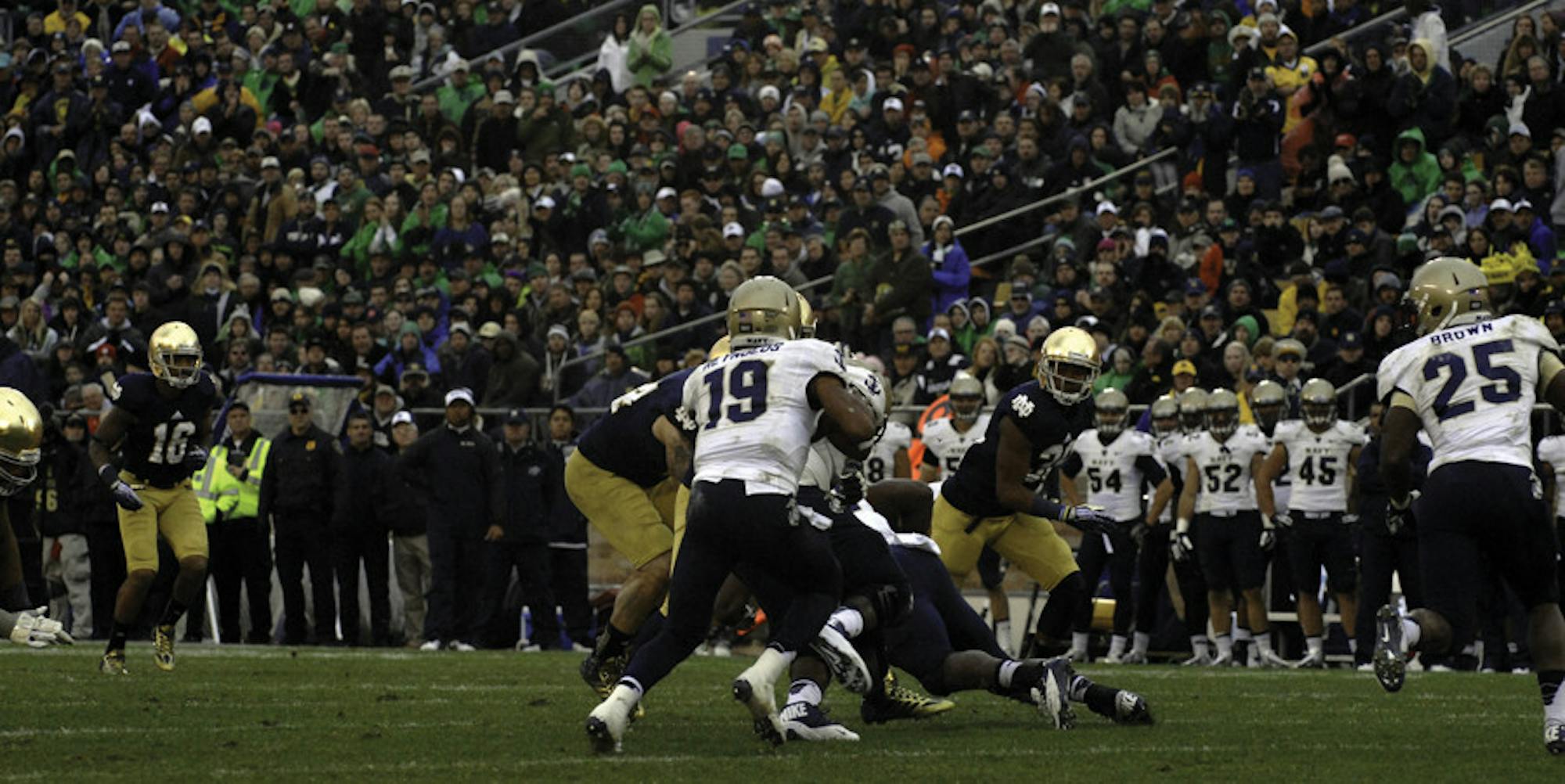 Navy junior quarterback Keenan Reynolds runs the option during Notre Dame’s 38-34 win over the Midshipmen in last season’s meeting at Notre Dame Stadium. The two teams meet again Saturday night at FedEx Field in Landover, Maryland.