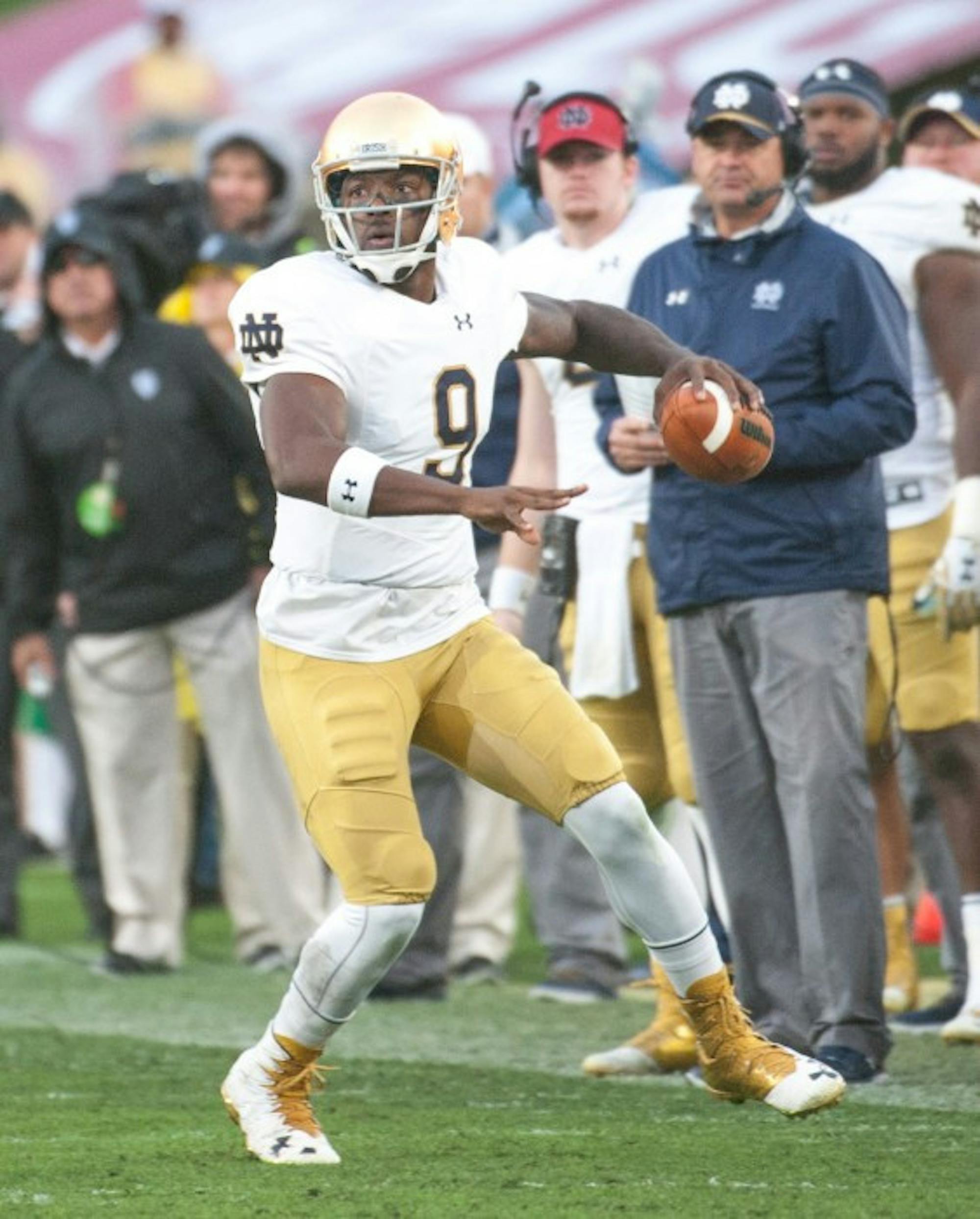 Former Irish senior quarterback Malik Zaire looks to throw across his body during Notre Dame’s 45-27 loss to USC on Nov. 26.