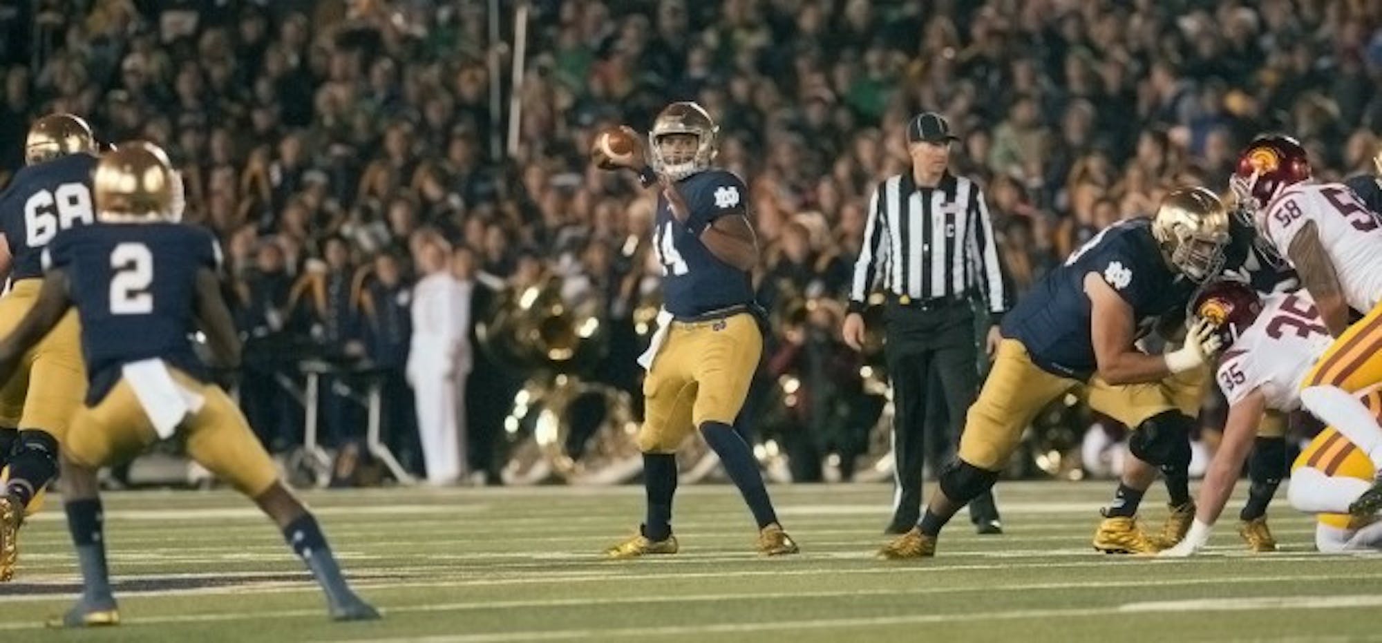 Irish sophomore quarterback DeShone Kizer looks to pass during Notre Dame’s 41-31 win over Southern California on Oct. 17.
