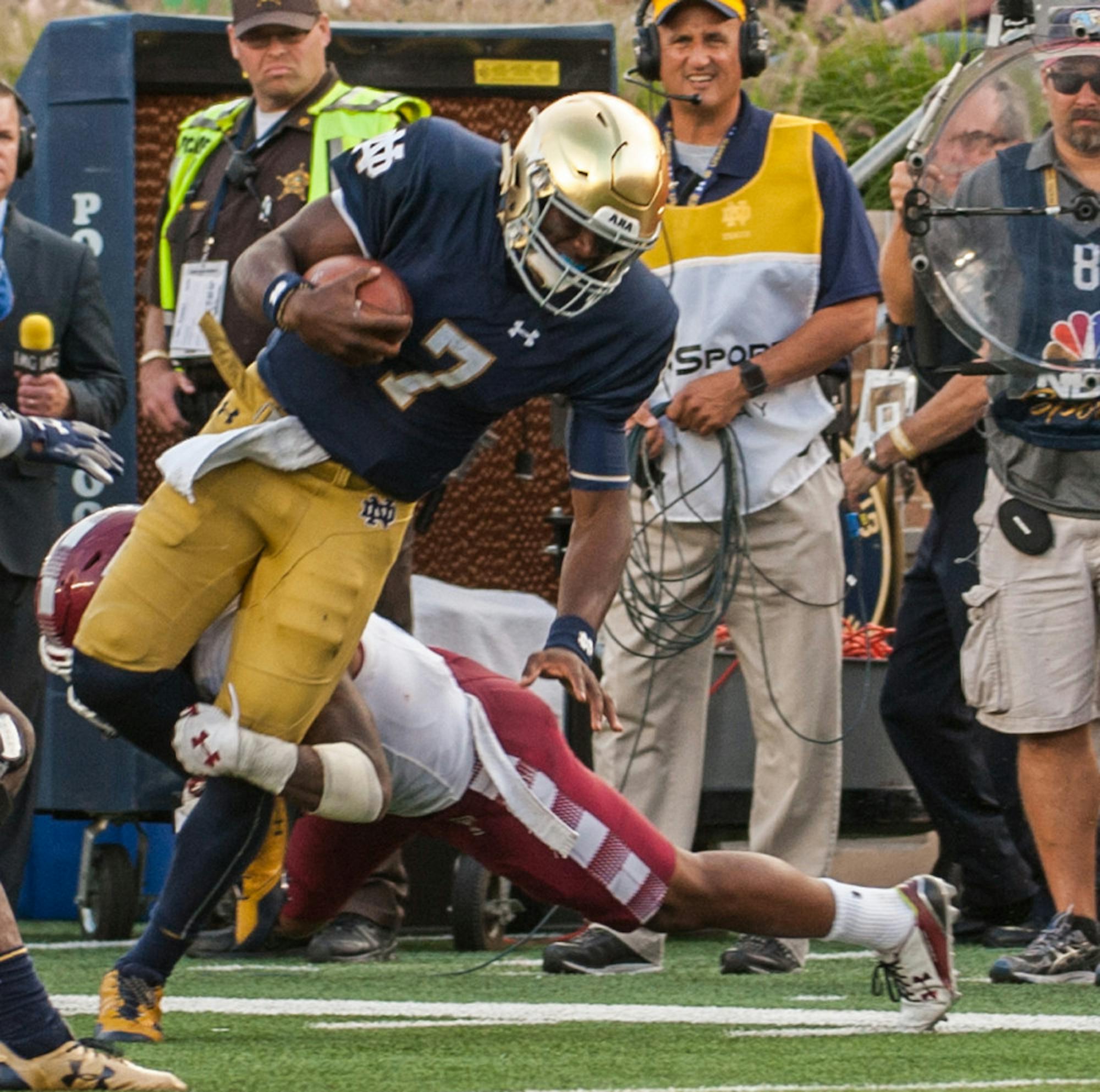 Irish junior quarterback Brandon Wimbush rushes the ball during Notre Dame’s 49-16 win over Temple on Sept. 2 at Notre Dame Stadium. Wimbush rushed for 106 yards against the Owls.