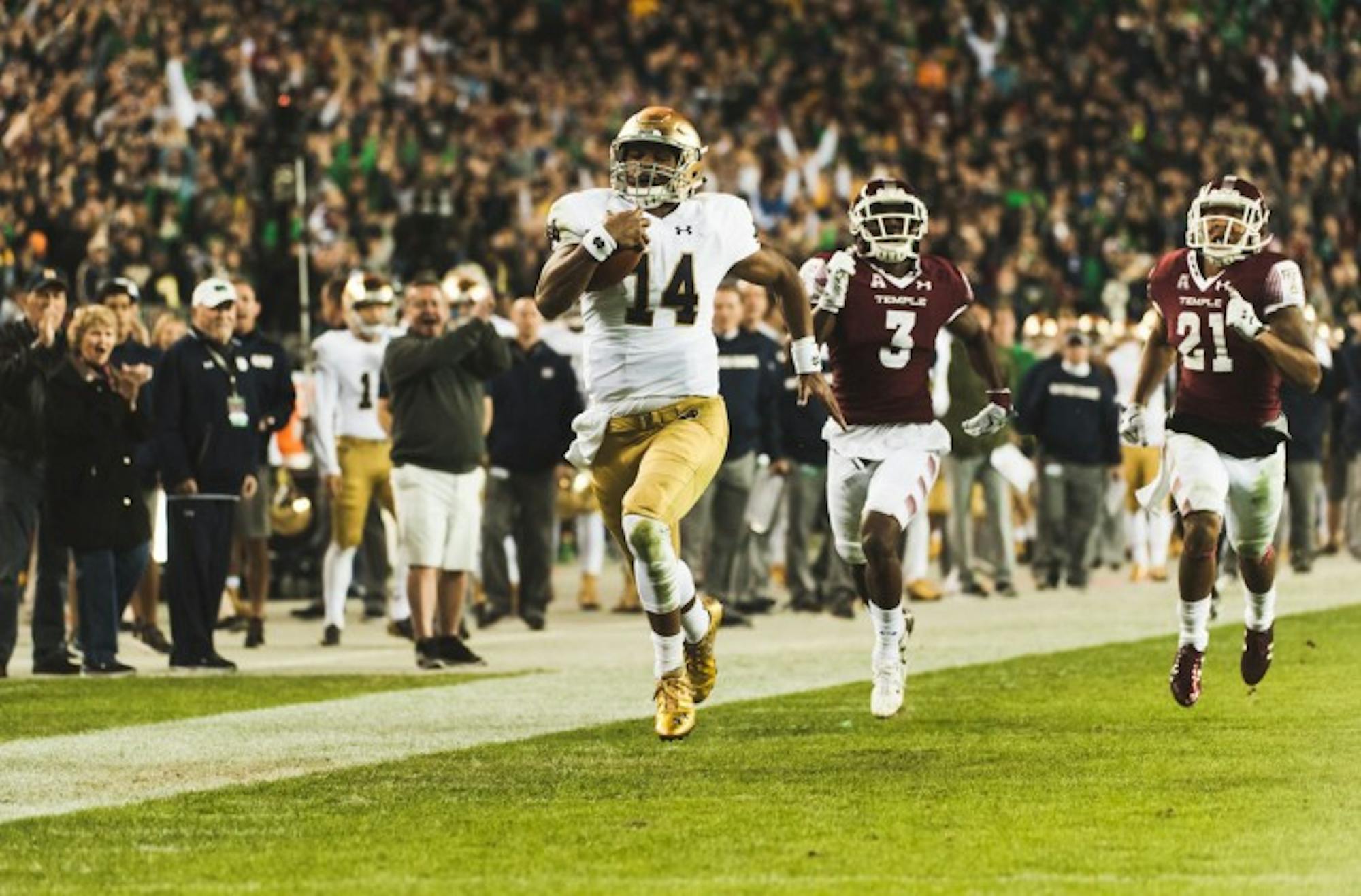 Irish sophomore quarterback DeShone Kizer runs away from the Temple defense on his 79-yard touchdown run in the second quarter of Notre Dame’s 24-20 win against Temple on Saturday in Philadelphia. Kizer became the second Irish quarterback to throw for 200 yards and rush for 100 in a single game in his three-touchdown performance.