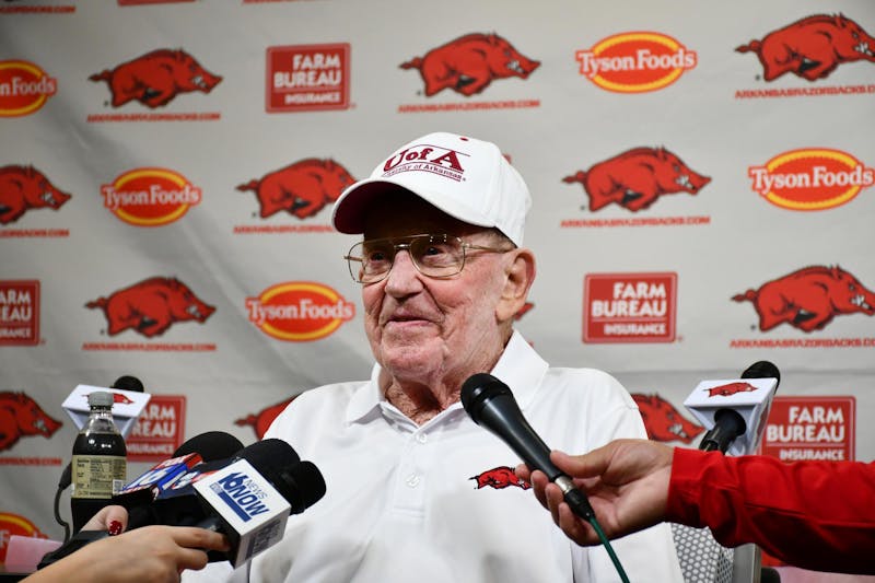 Legendary football coach Lou Holtz reportedly in hospice care