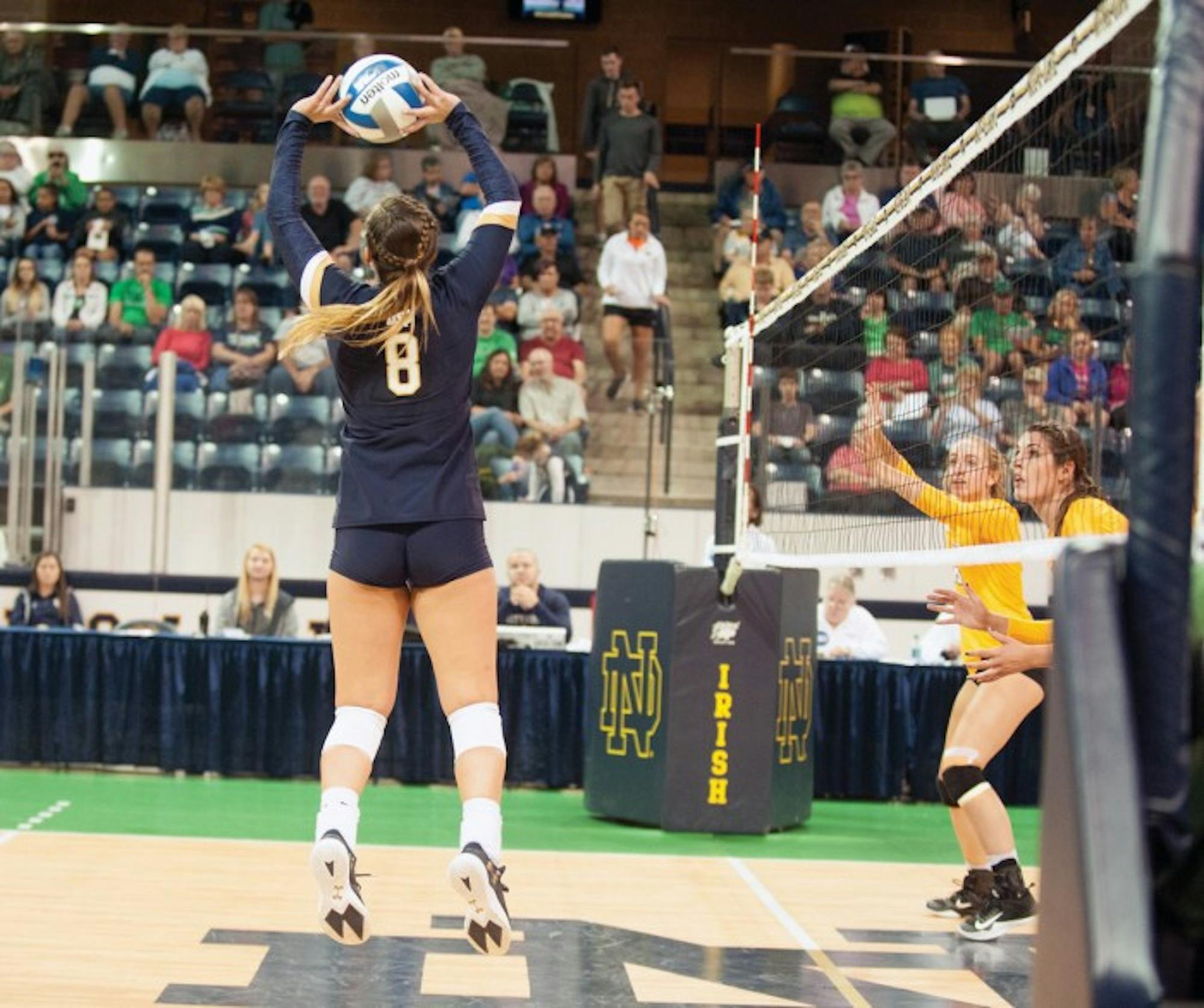 Irish senior setter Caroline Holt sets the ball during Notre Dame’s 3-1 win over Valparaiso on Aug. 25 at Compton Family Ice Arena. Holt tallied 49 assists during the match.