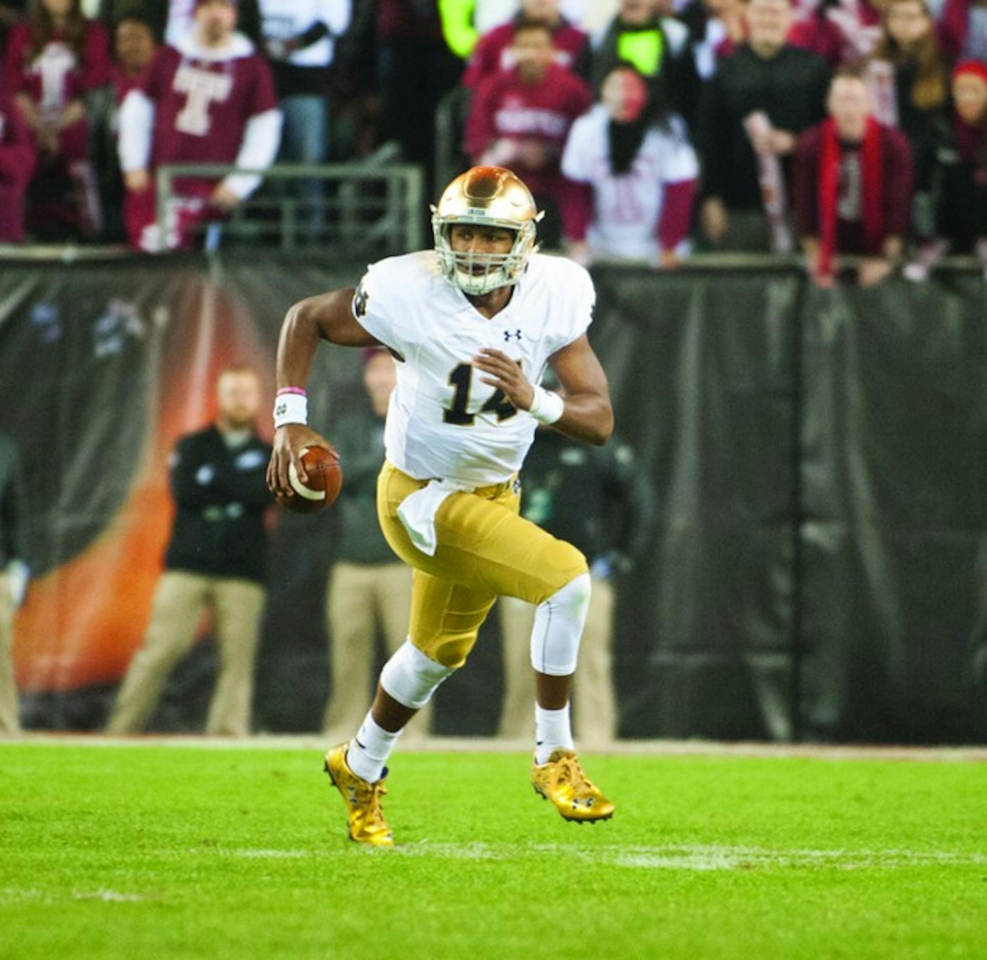 Sophomore quarterback DeShone Kizer scrambles down the field during Notre Dame’s 24-20 win against Temple on Saturday.