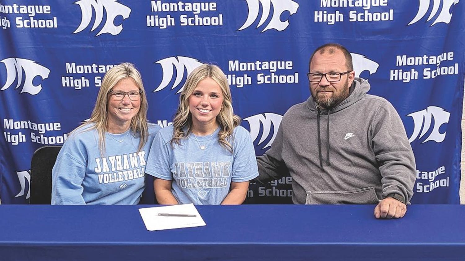 college signing alissa.jpg