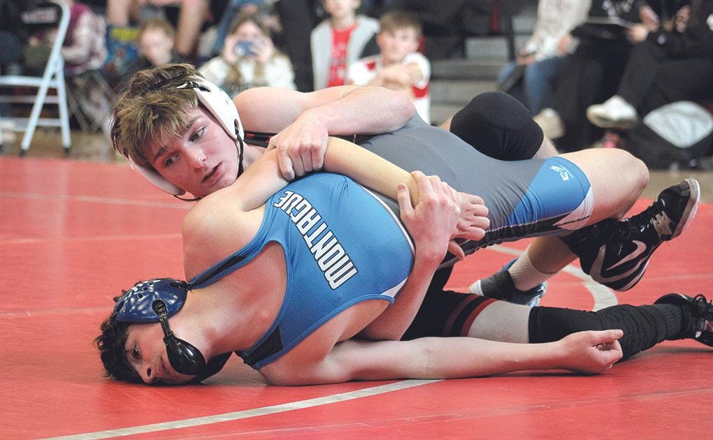 dist wrestling 11 dom zygmuntowski vs chayse maddox.jpg