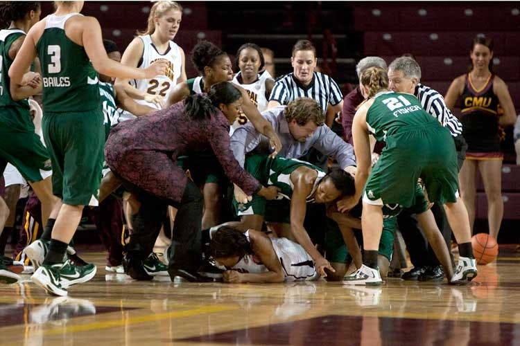 Women's Basketball: Players scrap as Ohio falls  