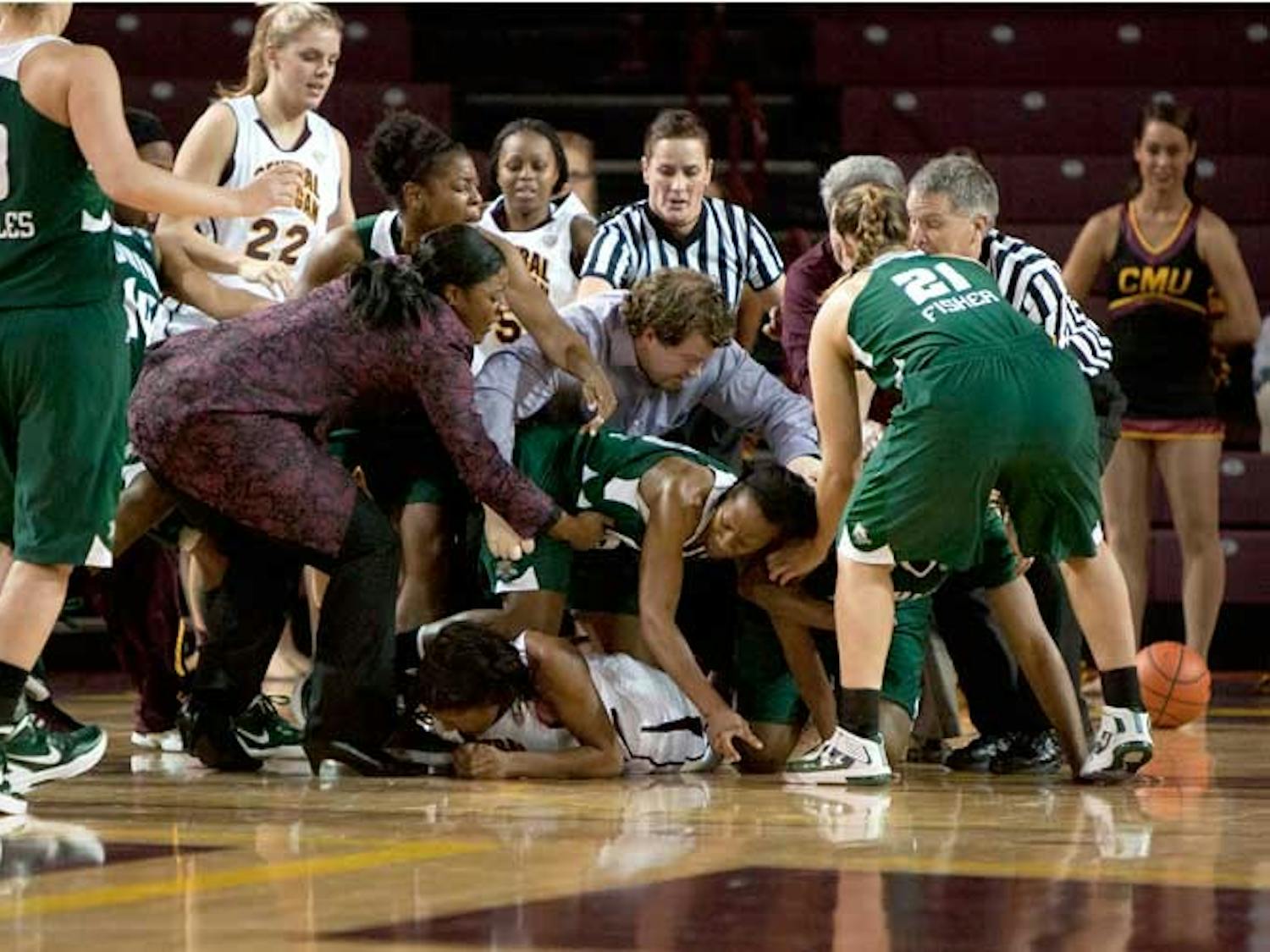 Women's Basketball: Players scrap as Ohio falls  