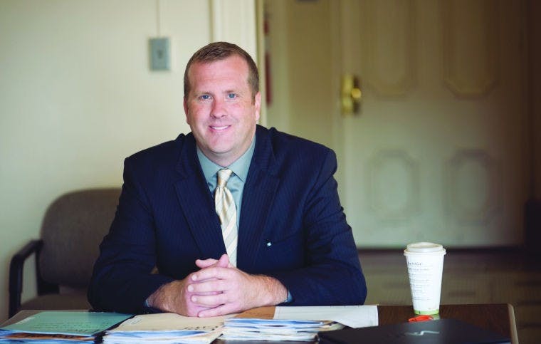 Prosecutor picks up Athens natives, former 'Cats in his office to help victims  