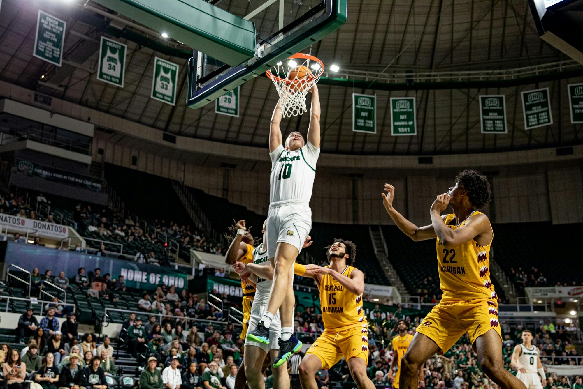 Mens Basketball wins over Central Michigan