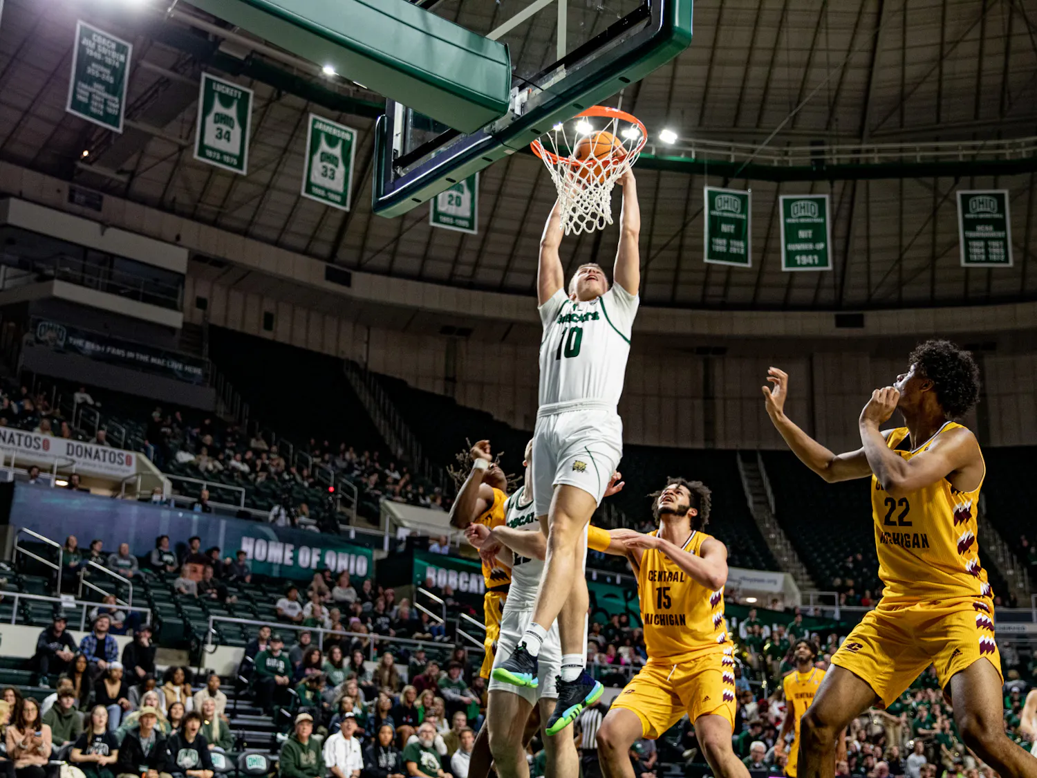 Mens Basketball wins over Central Michigan
