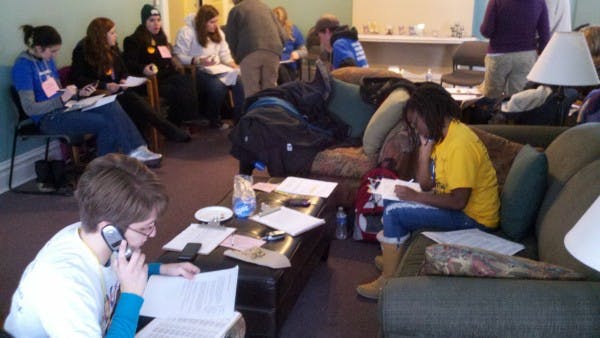 Obama for America volunteers feed hungry  