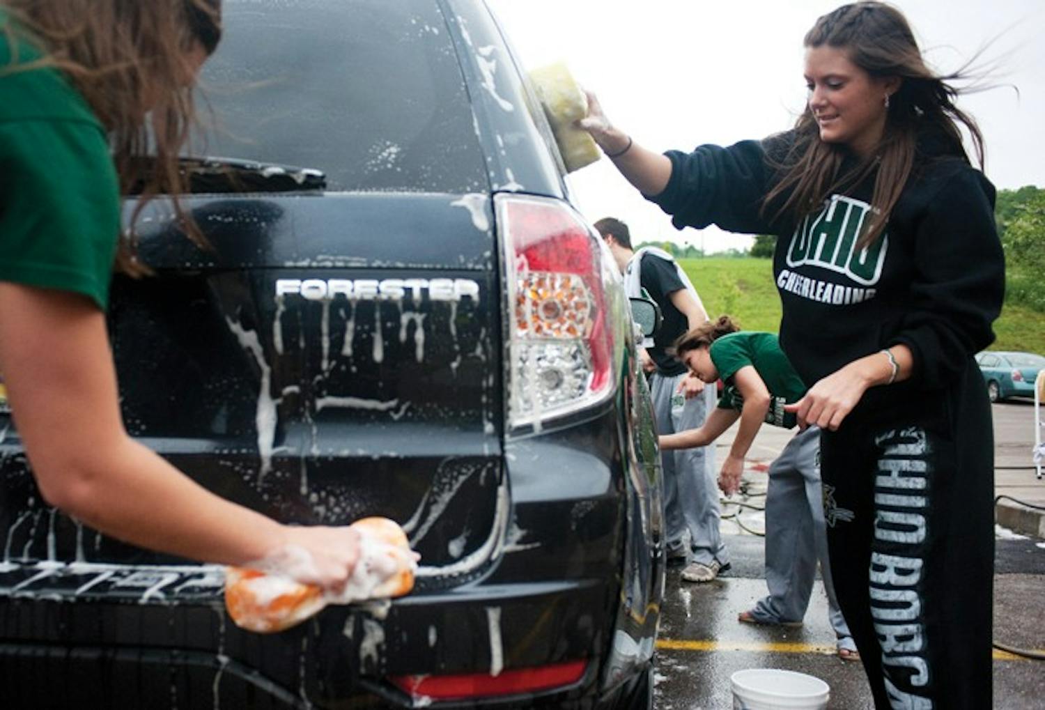 Cheerleading squad washes for Williamson  
