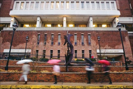 Native American jewelry sale, show visits Kennedy Museum  