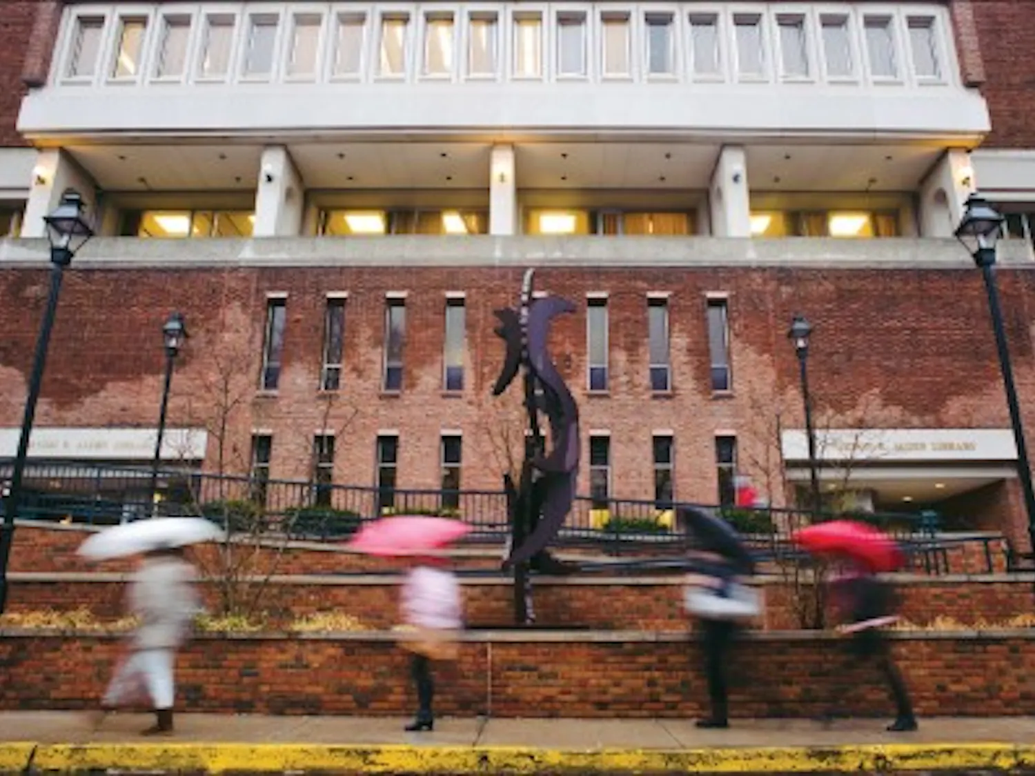 Native American jewelry sale, show visits Kennedy Museum