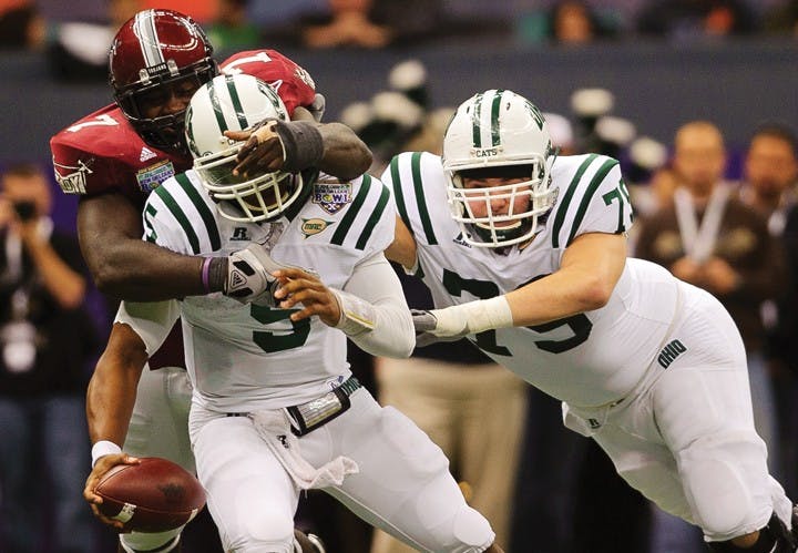 Football: Quarterbacks split snaps in scrimmage  