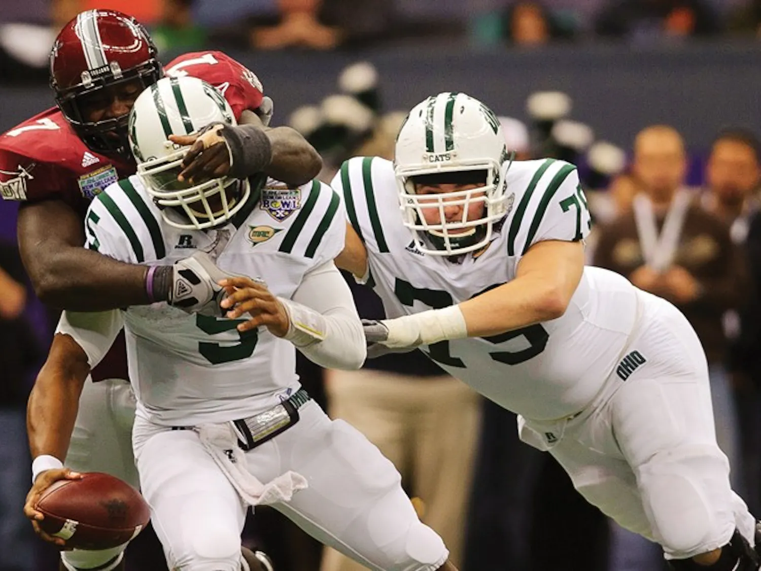 Football: Quarterbacks split snaps in scrimmage