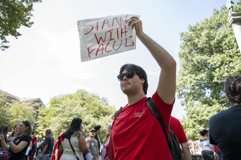 UAOU rally supports faculty, displays ongoing frustrations